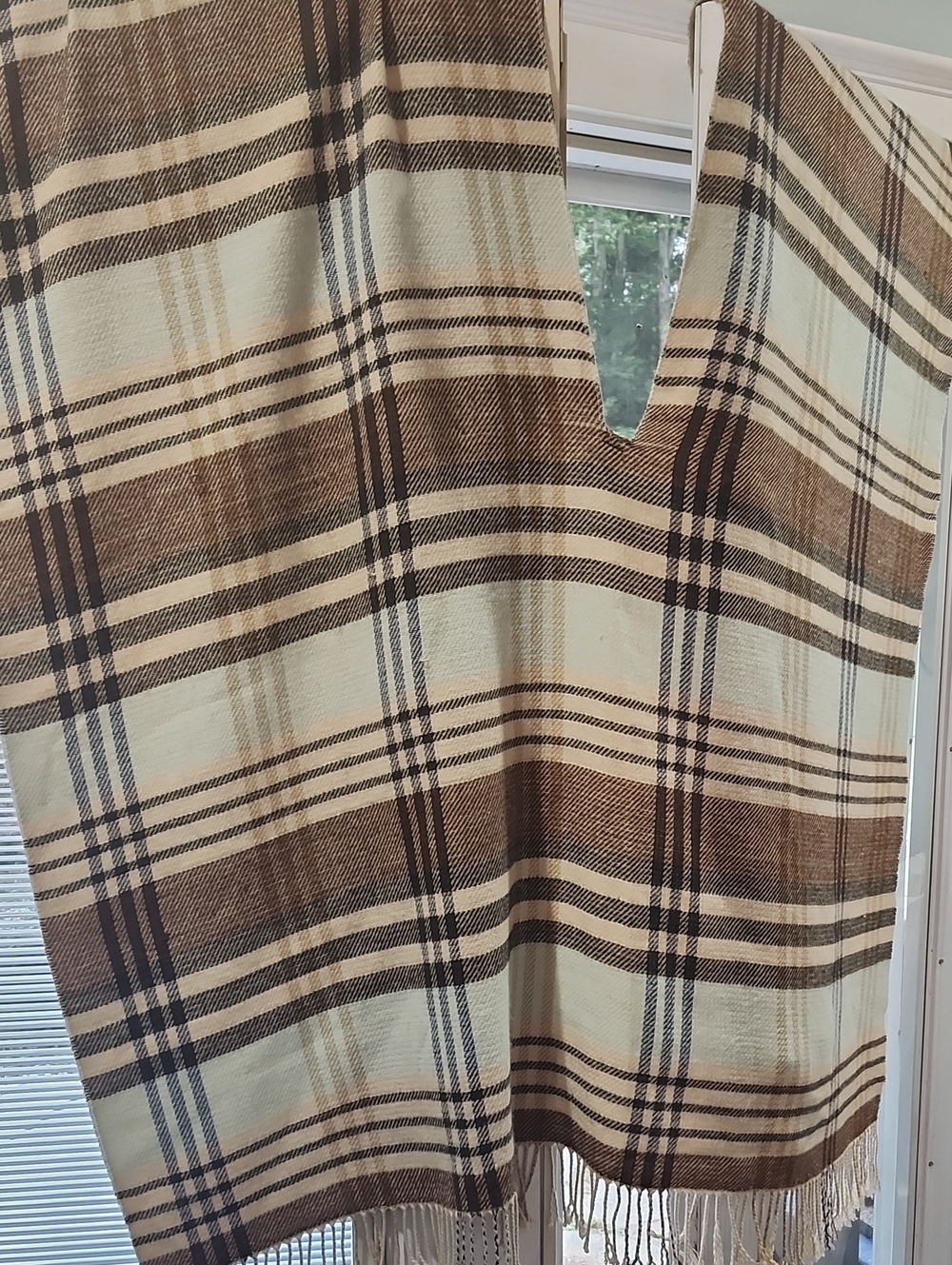 CAPE, PLAID. PRE OWNED. FITS SLL SIZES